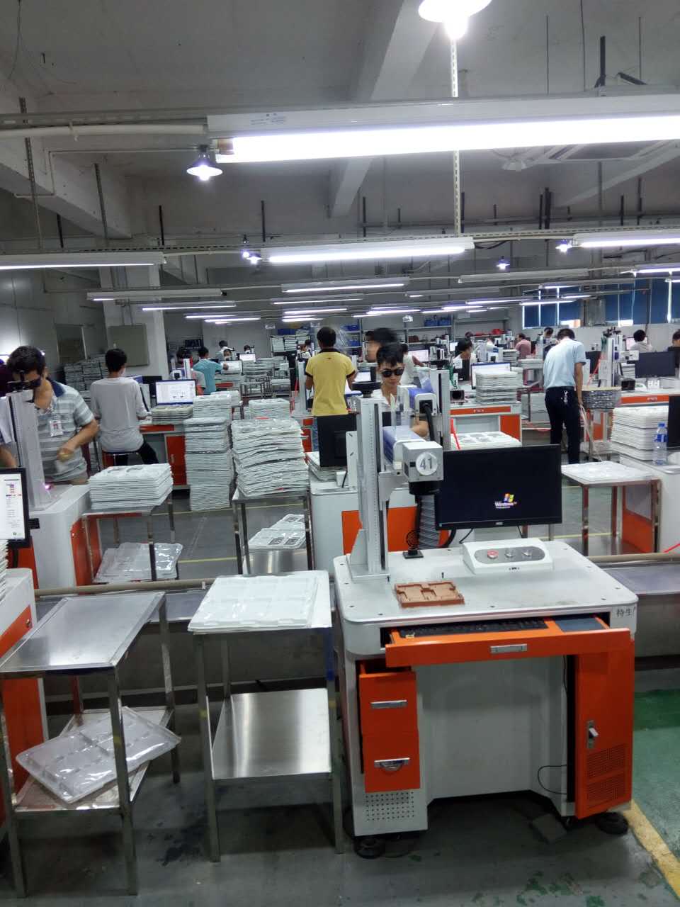 聯想手機外殼激光打標生產現場 聯想手機外殼激光打標生產現場